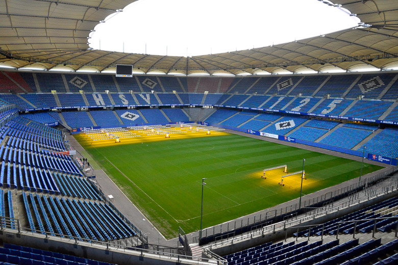 Stadioninnenraum mit Rasen