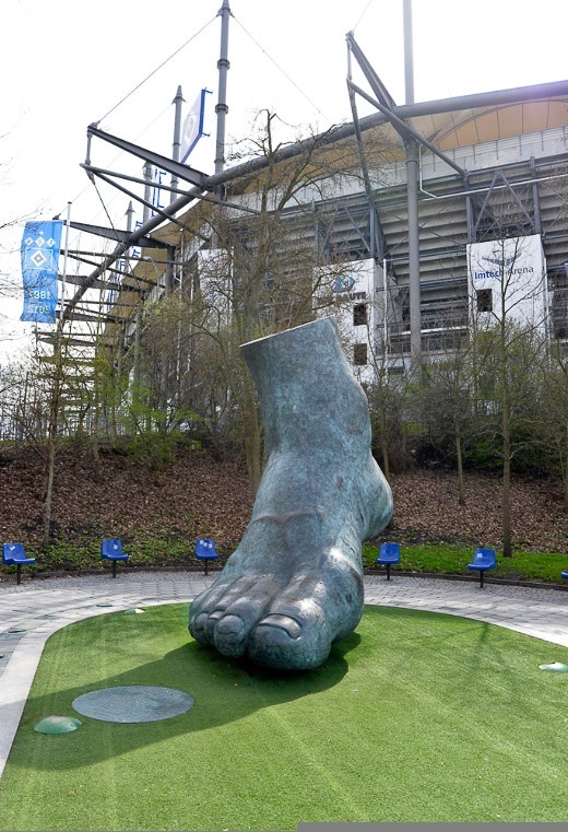 Skulptur vor dem Stadion im Hochformat