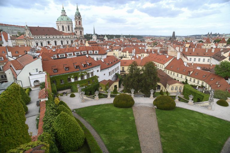 Blick auf die Kleinseite vom Garten