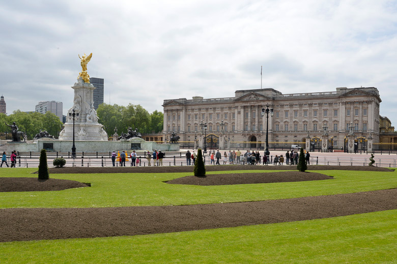 Buckingham Palace mit Rasenfläche und Victoria Memorial