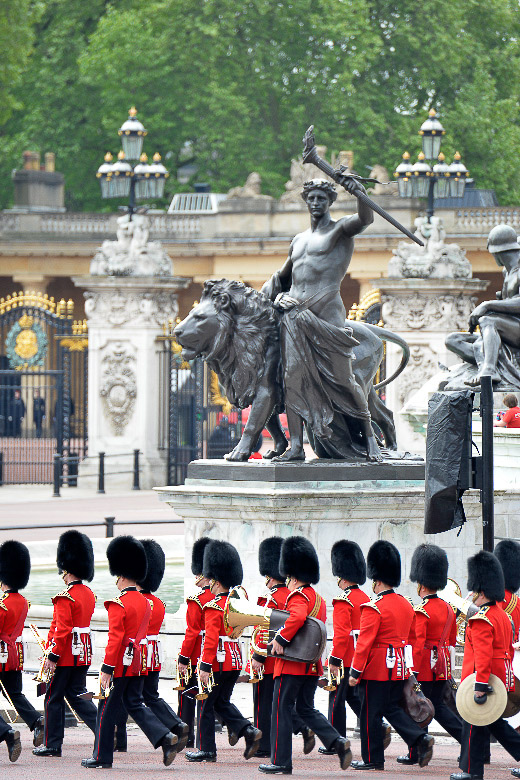 Gardisten und Reiter vor dem Victoria Memorial