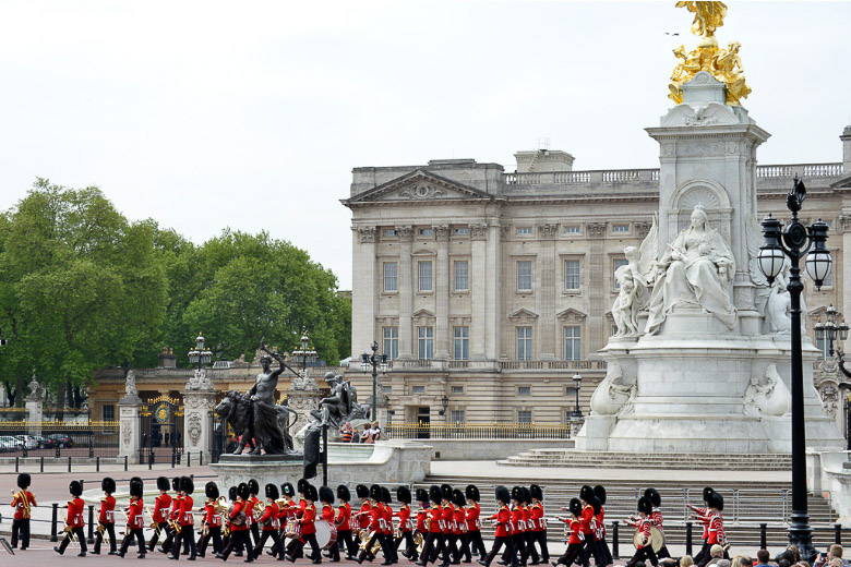 Gardisten vor dem Buckingham Palace