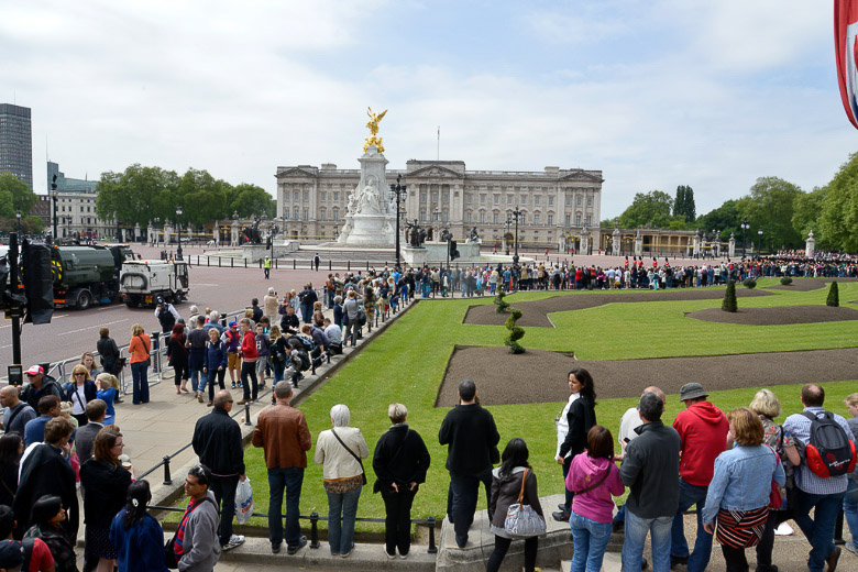 Zuschauer vor dem Buckingham Palace