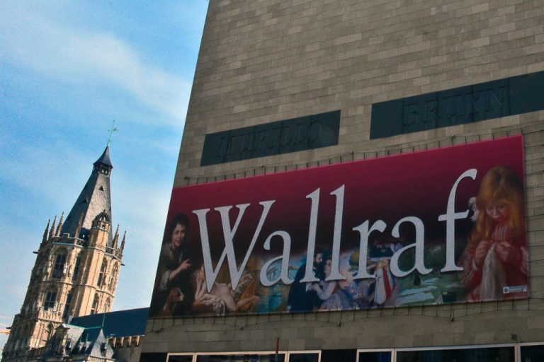 Fassade des Wallraf mit Kirchturm