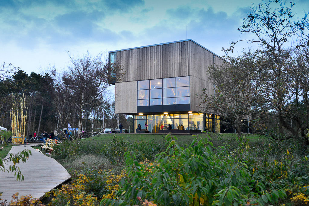 Besucherzentrum mit Heidepflanzen