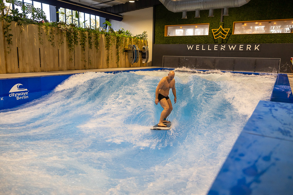 Surfer auf der stehenden Welle in der Halle