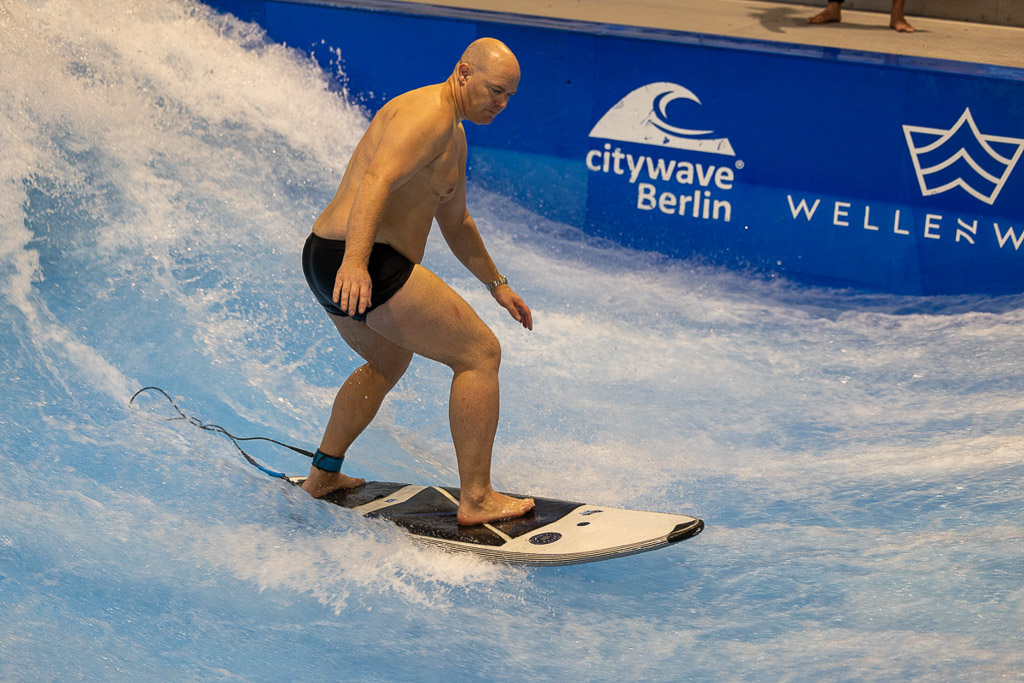 Surfer in der Kurve auf der Welle