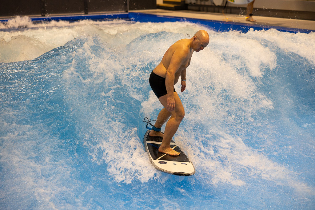 Surfer auf der Welle in der Hocke