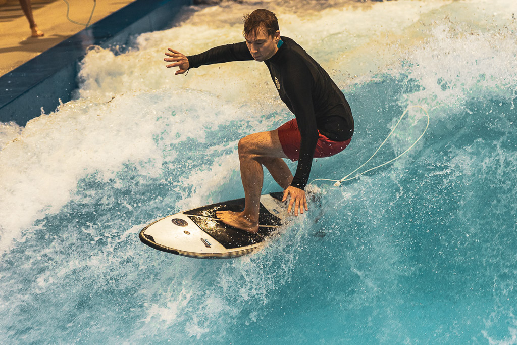 Surfer in Nahaufnahme auf der Welle