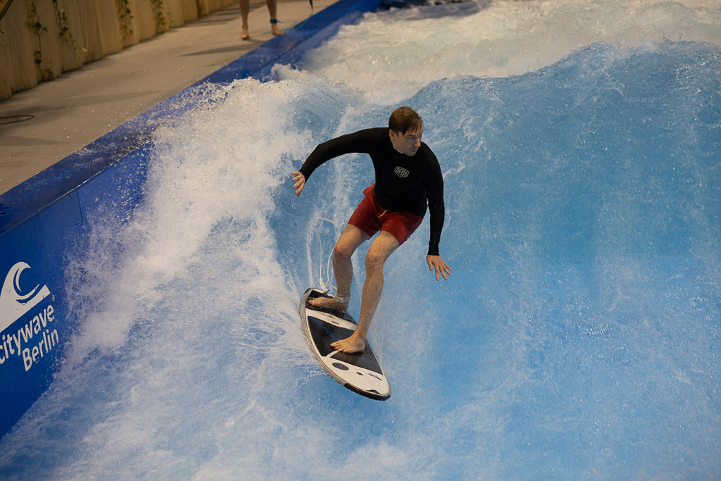 Surfer mit Surfbrett auf der Welle