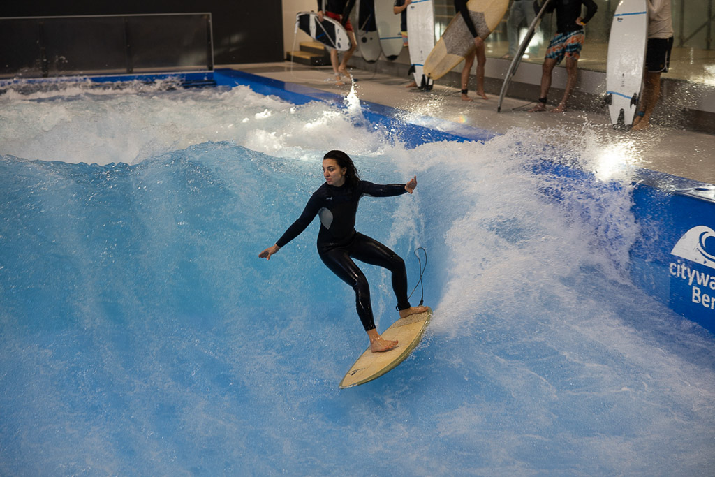 Surfer in Aktion auf der Citywave