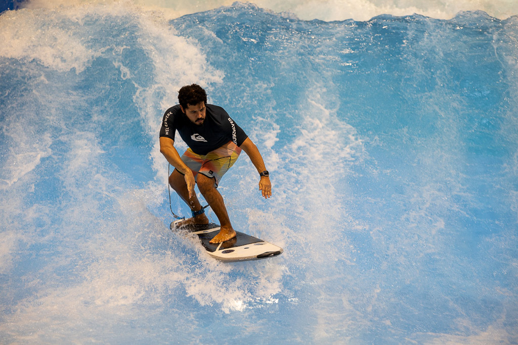 Surfer in der Hocke auf der Citywave