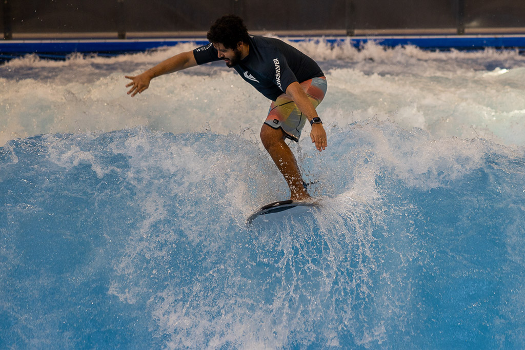 Surfer kurz vor der Kurve