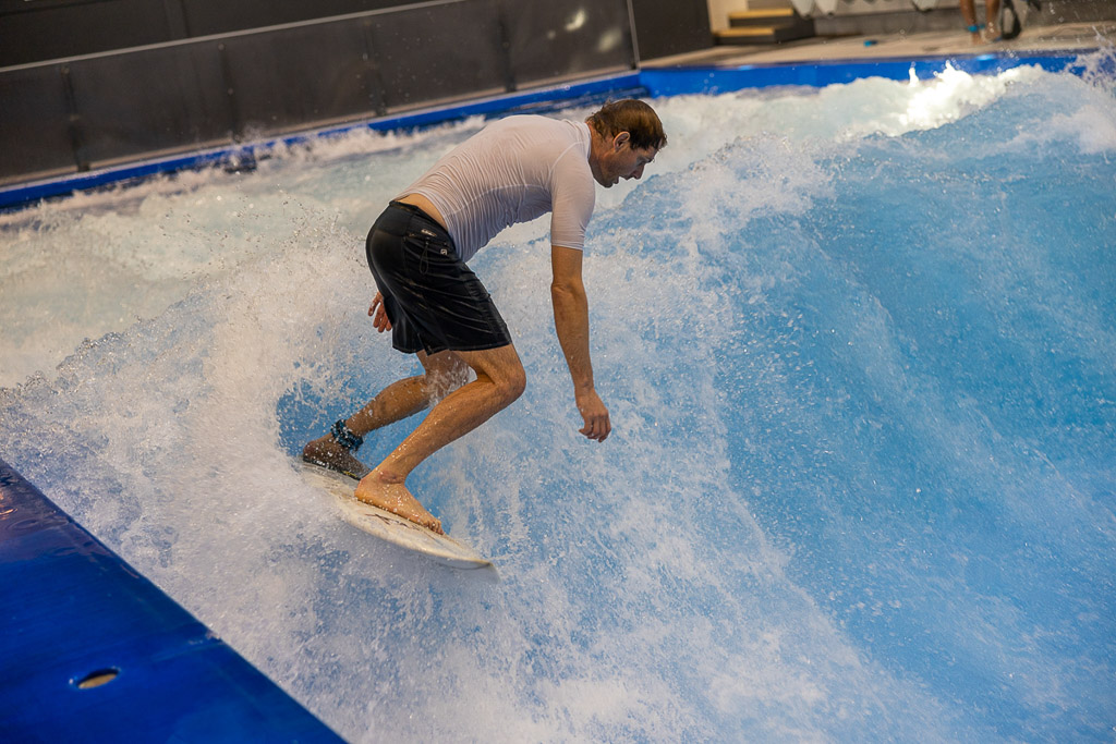 Surfer vor dem Beckenrand