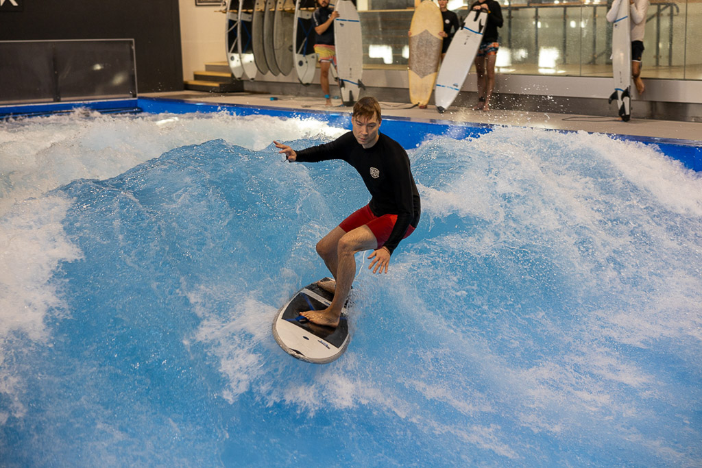 Surfer in Aktion mit Surfbrett