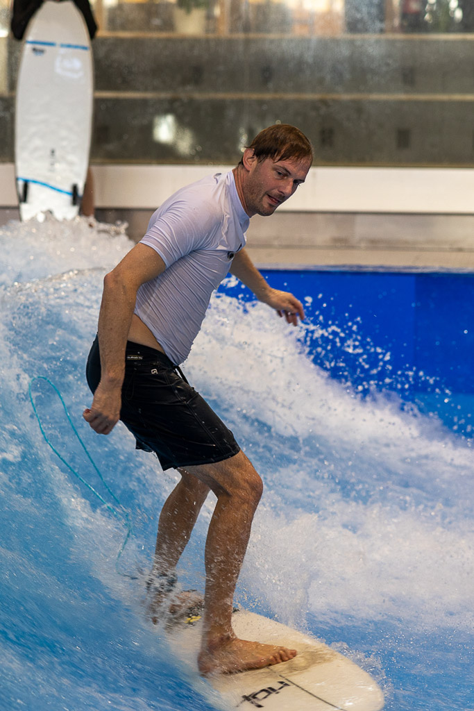 Surfer im Sprung über der Welle