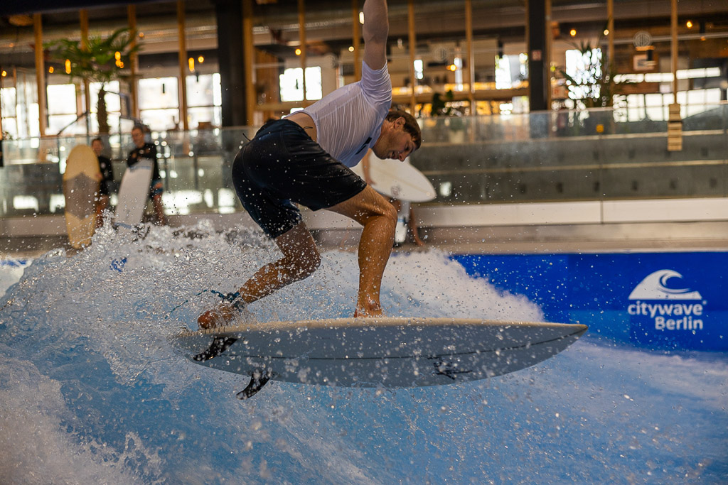 Surfer beim Sturz in die Welle