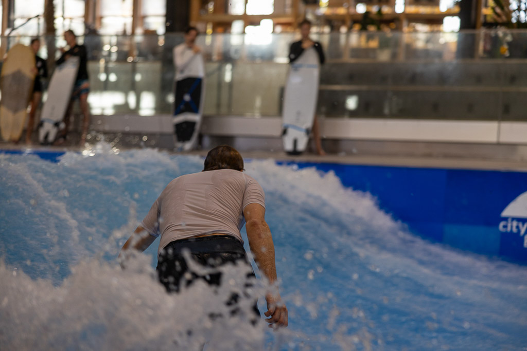 Surfer mit rotem Short auf der Welle