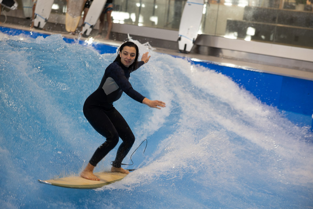 Surfer im Neoprenanzug auf der Citywave