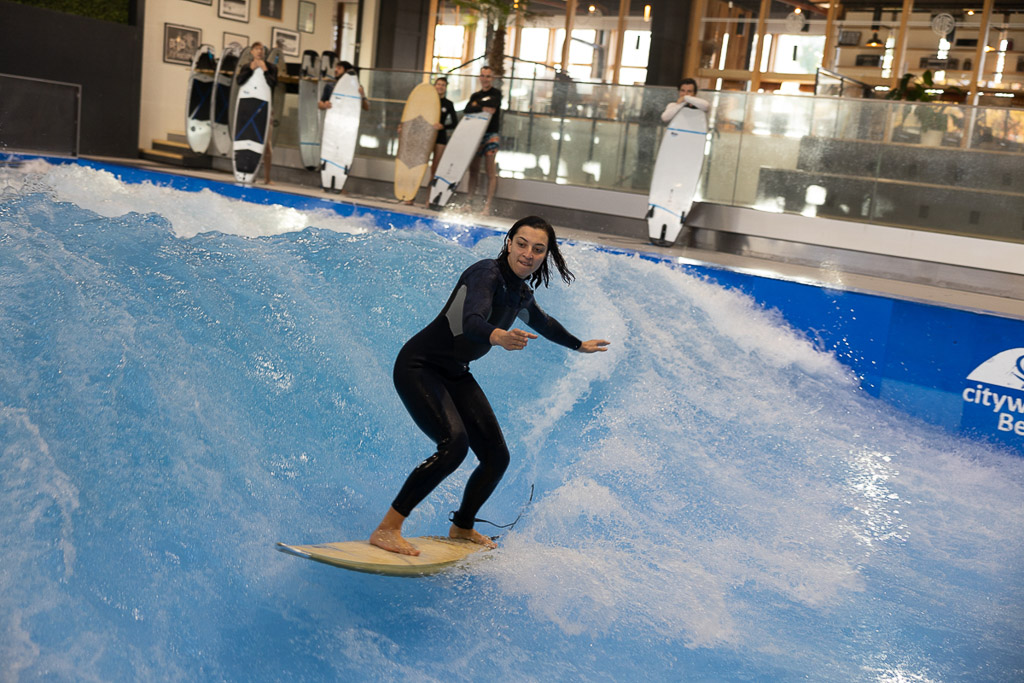 Surfer mit hellem Shirt auf der Welle