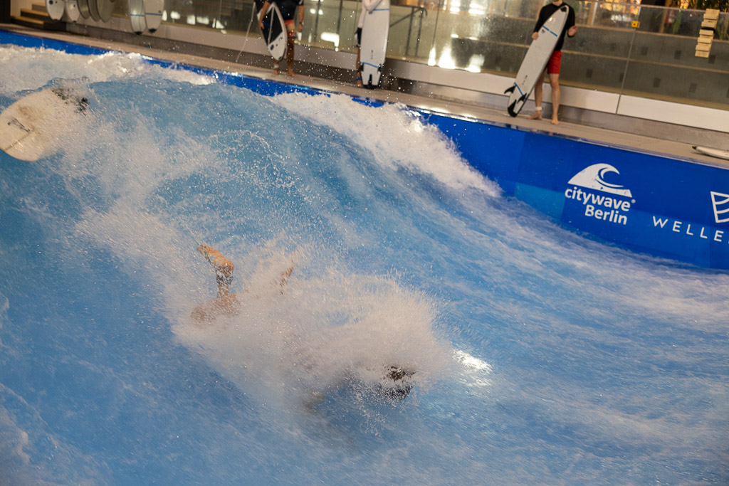 Person auf dem Surfbrett in der Kurve
