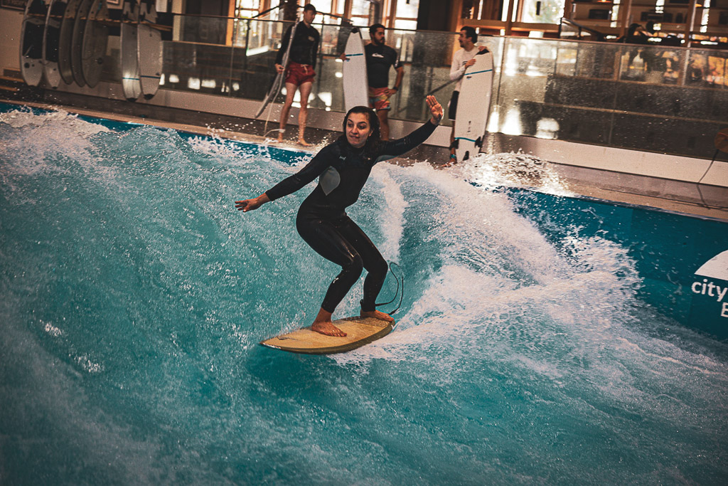 Surfer im türkisen Wasser