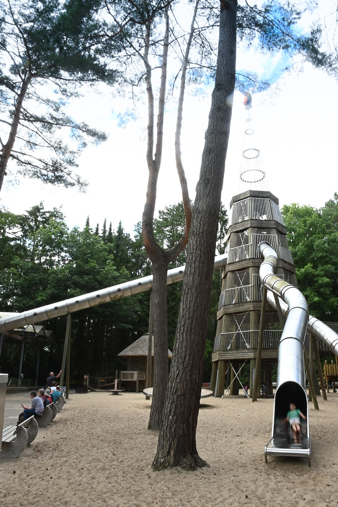 Rutsche im Spielbereich im Hochformat