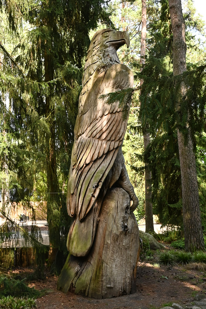 Holzskulptur im Hochformat