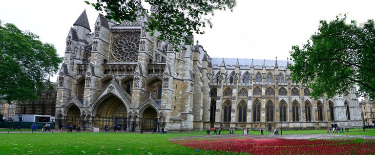 Westminster Abbey hinter Rasen mit Fähnchen