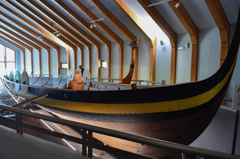 Nachbau eines Wikingerschiffs im Ausstellungshaus