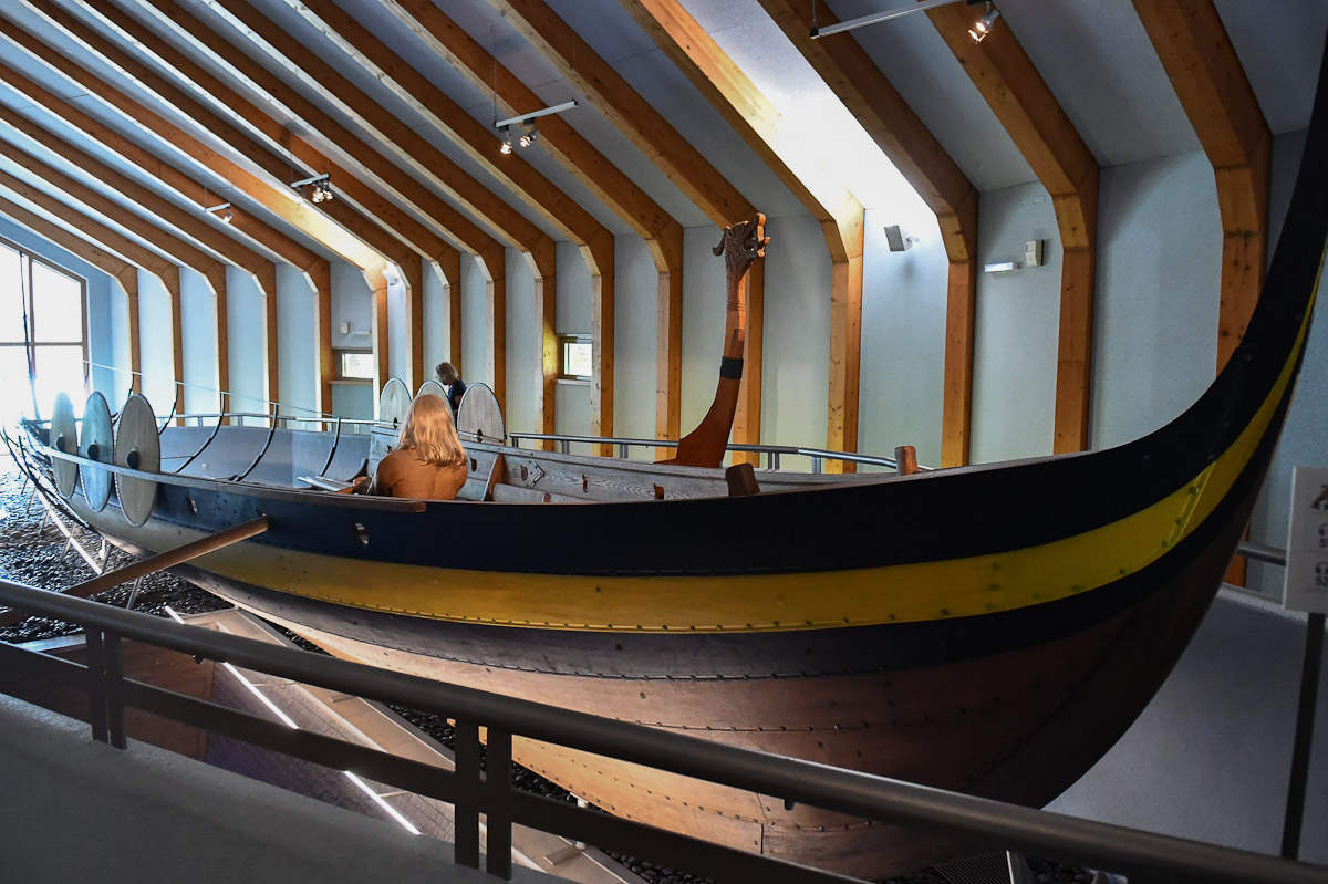 Nachbau eines Wikingerschiffs im Ausstellungshaus