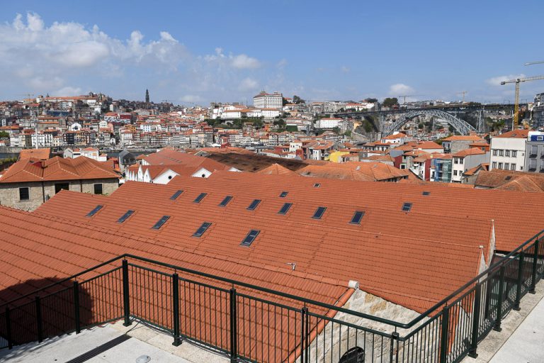 Dächer der Portweinkeller mit Blick auf Porto