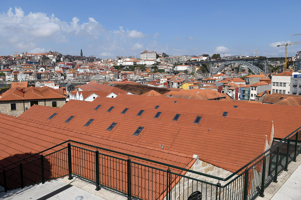 Dächer der Portweinkeller mit Blick auf Porto