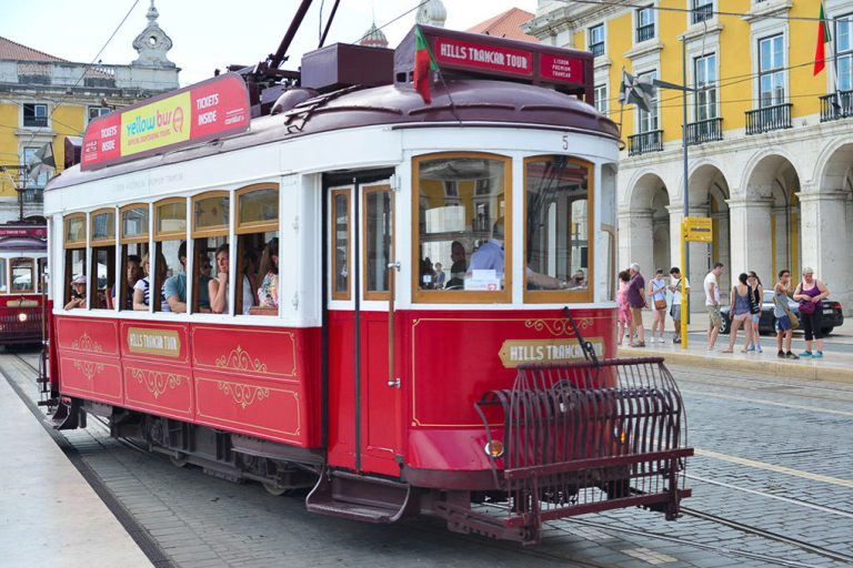 Rote Tram an der Haltestelle