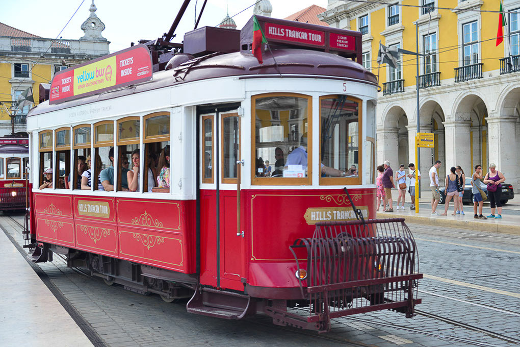Rote Tram an der Haltestelle