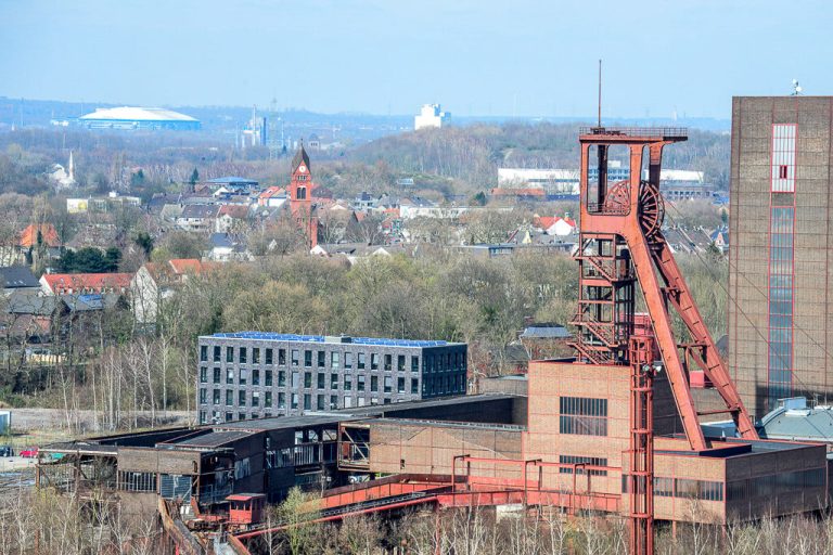 Blick über die Zeche mit Fördergerüst
