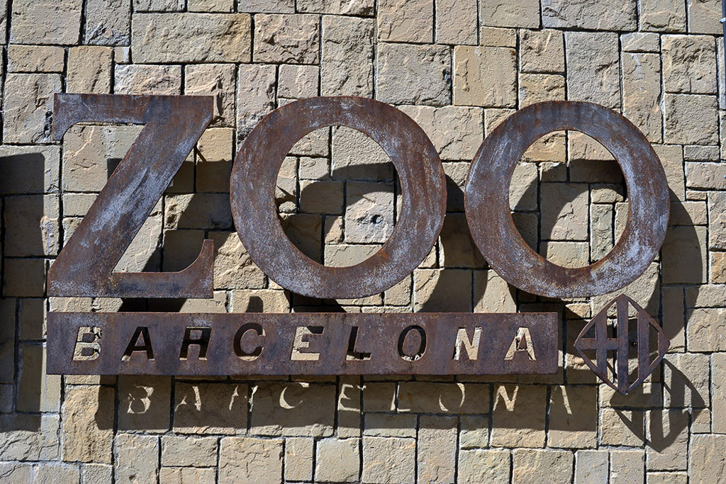 Steinerner Schriftzug Zoo Barcelona am Eingang