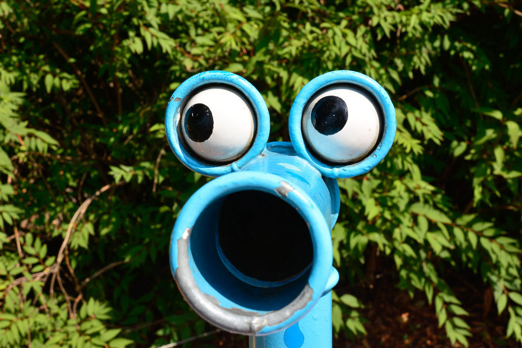 Blaue Dekofigur mit Augen