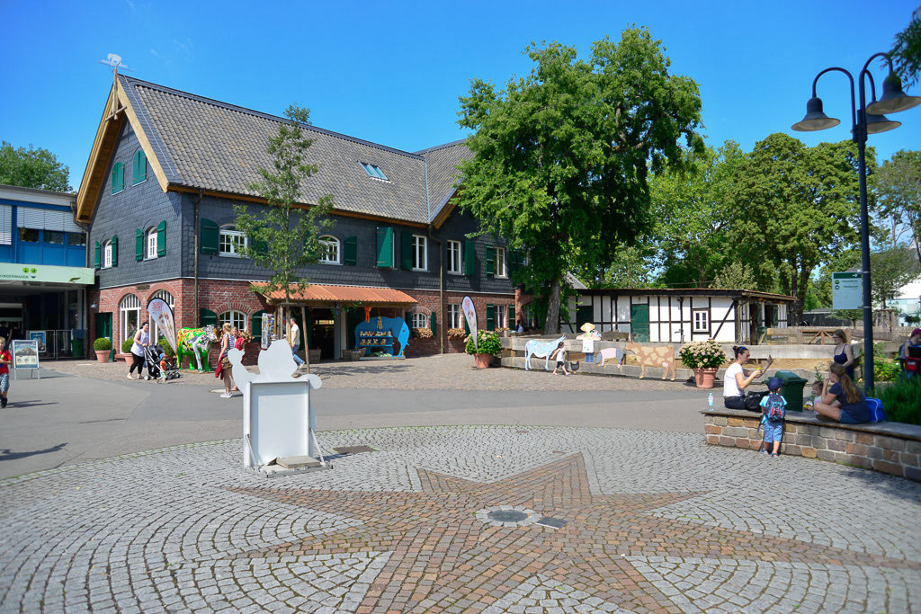 Zooplatz mit Fachwerkgebäude