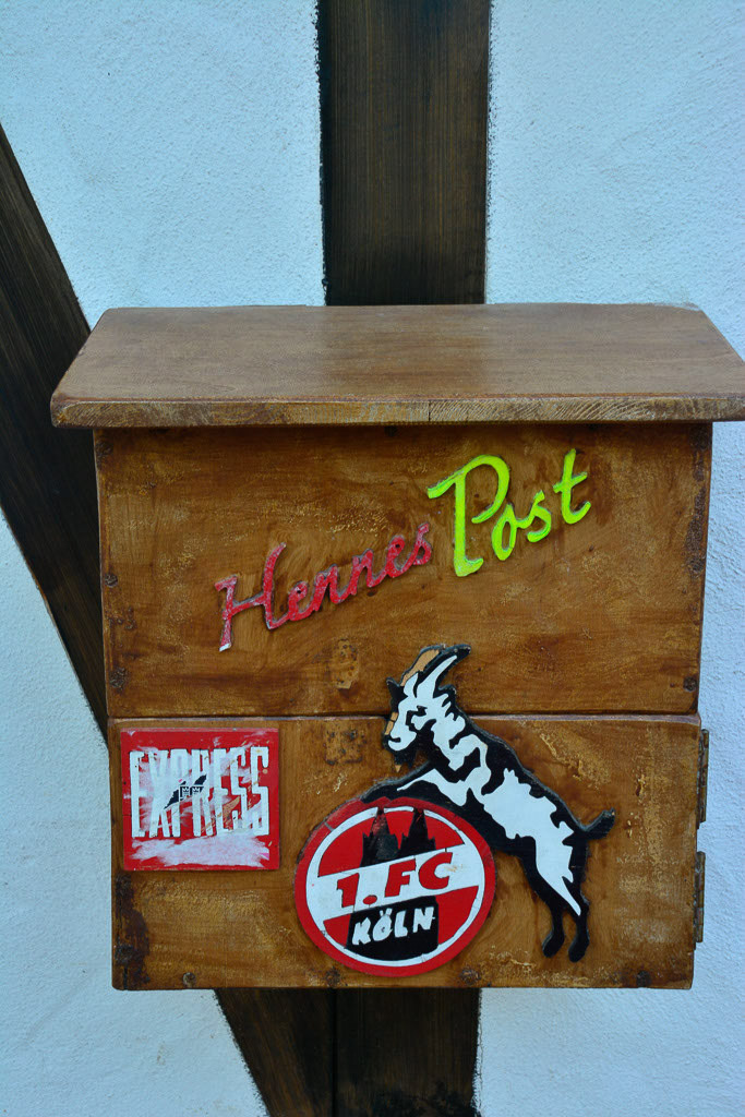 Briefkasten mit Aufklebern im Hochformat