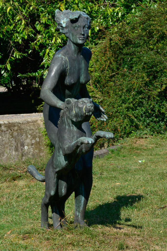 Skulptur im Zoo im Hochformat