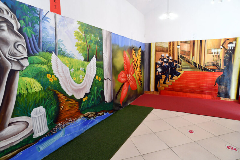 3D-Wandbild mit grünen Pflanzen und rotem Teppich in der 3D Gallery