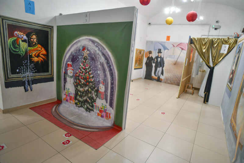 Raum mit 3D-Motiven, darunter ein weihnachtlich geschmückter Baum