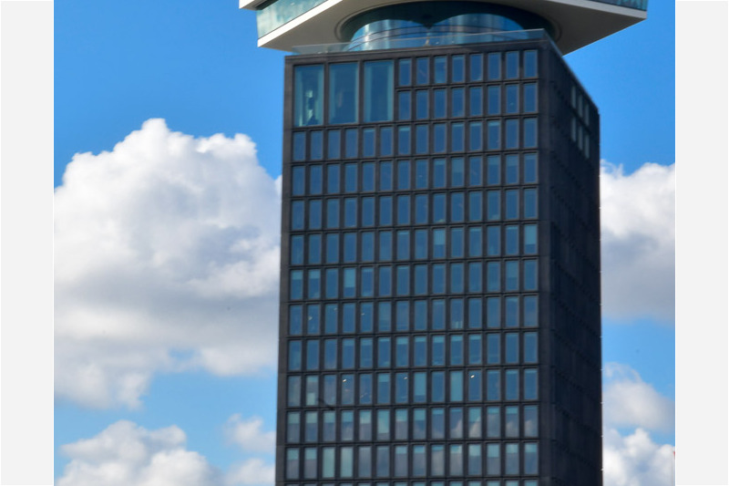 Der A'DAM Tower mit dem Aussichtsdeck vor blauem Himmel