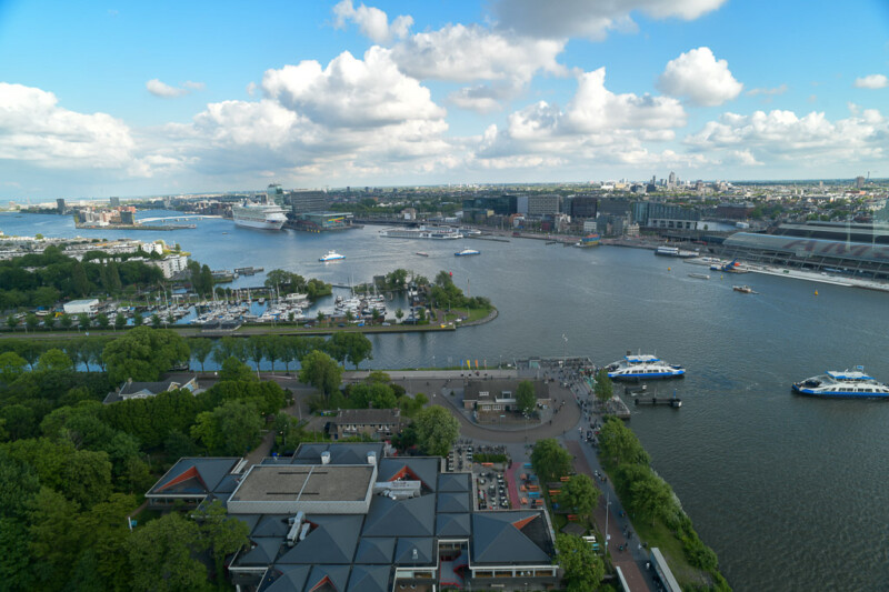 Blick vom A'DAM Lookout über den Fluss IJ und den Hafen