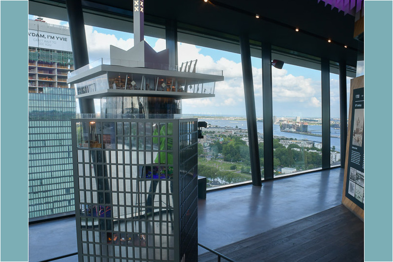 Panoramafenster und ein Fernrohr im A'DAM Lookout