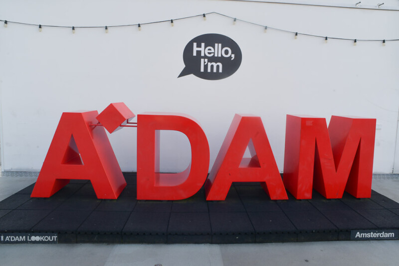 Roter Schriftzug A'DAM mit Sprechblase „Hello, I'm“ auf dem Aussichtsdeck