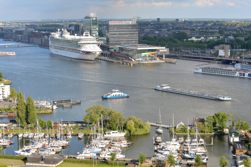 Blick auf ein Kreuzfahrtschiff und den Yachthafen am IJ
