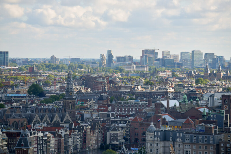 Blick über die Dächer Amsterdams bis zu den Hochhäusern am Stadtrand