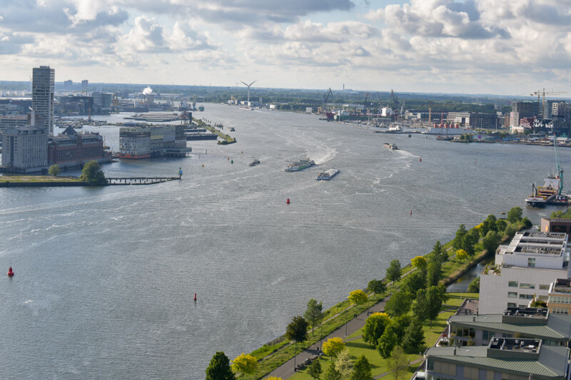 Der Fluss IJ mit Schiffen aus der Vogelperspektive